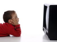 Tác hại khi trẻ xem tivi nhiều – chuyện chưa từng là cũ