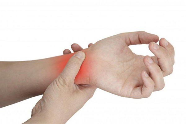 Trật khớp cổ tay gây ra các cơn đau dữ dội vùng cổ tay