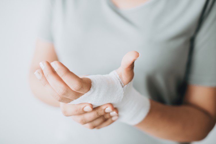 Trật khớp cổ tay là gì. Nguyên nhân, triệu chứng và dấu hiệu