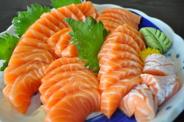 Cá hồi giàu dưỡng chất và thuộc top những món ăn bổ não nhất bạn nên ăn.