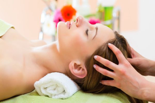 Massage đầu giúp máu lưu thông lên não, giảm đau đầu hiệu quả.